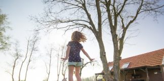 barn der hopper på trampolin
