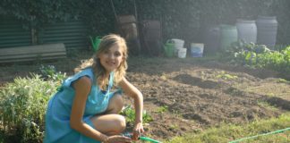 Kvinde laver havearbejde